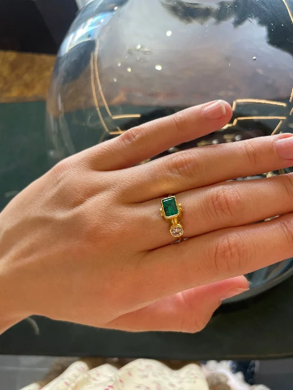 Cocktail 18K & 22K Gold Ring w. Emerald & Diamonds