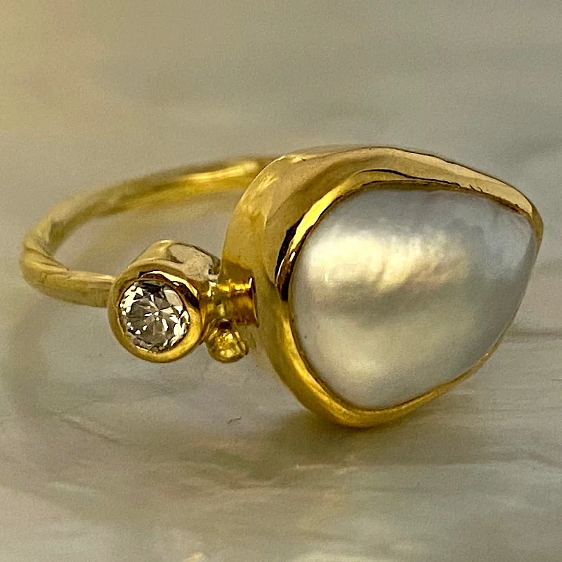 Cocktail 18K & 22K Gold Ring w. Pearl & Diamond