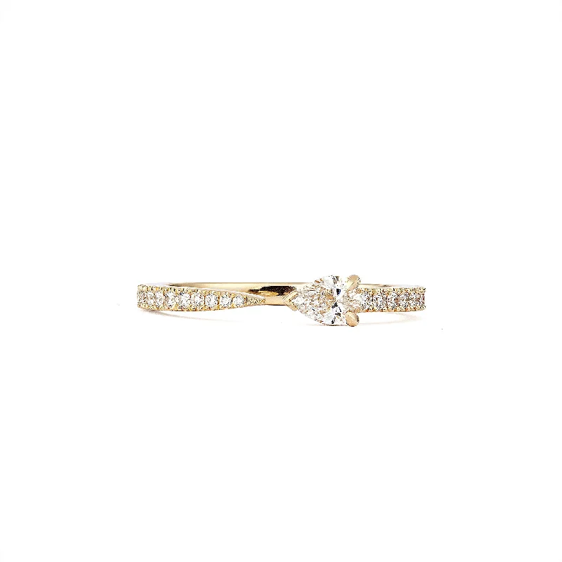 Drop 18K Gold Ring w. Diamonds