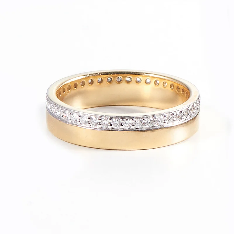 MAHA 14K Gold Ring w. Diamonds