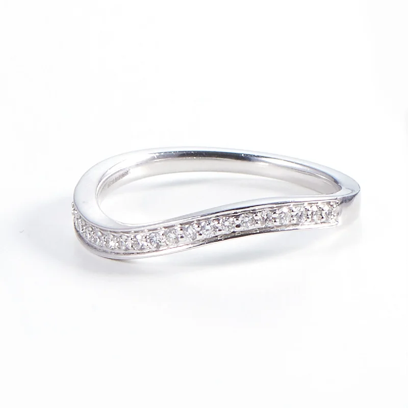 UMA 14K White Gold Ring w. Diamonds