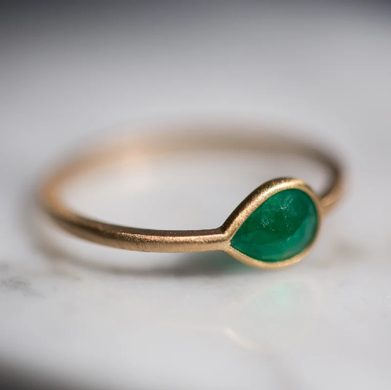 0.50ct Pear Colombian Emerald & Yellow Gold Wire Ring